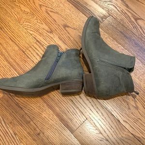 Heeled dark green low booties